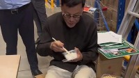 李国庆晒吃饭视频：一个人吃10个菜 网友迷茫了